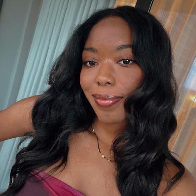 Portrait of creator janettessocial